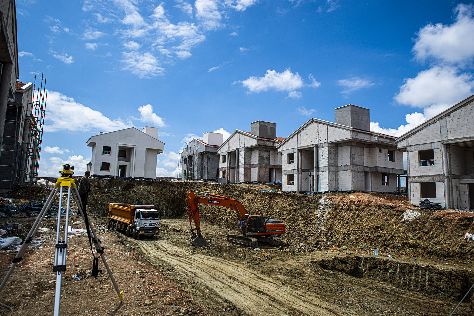 Ankara İncek 10 villalık Site içerisine Villa, ve tüm villalara havuz ve Kapalı Site Otoparkı(1000m2) Yapım işi